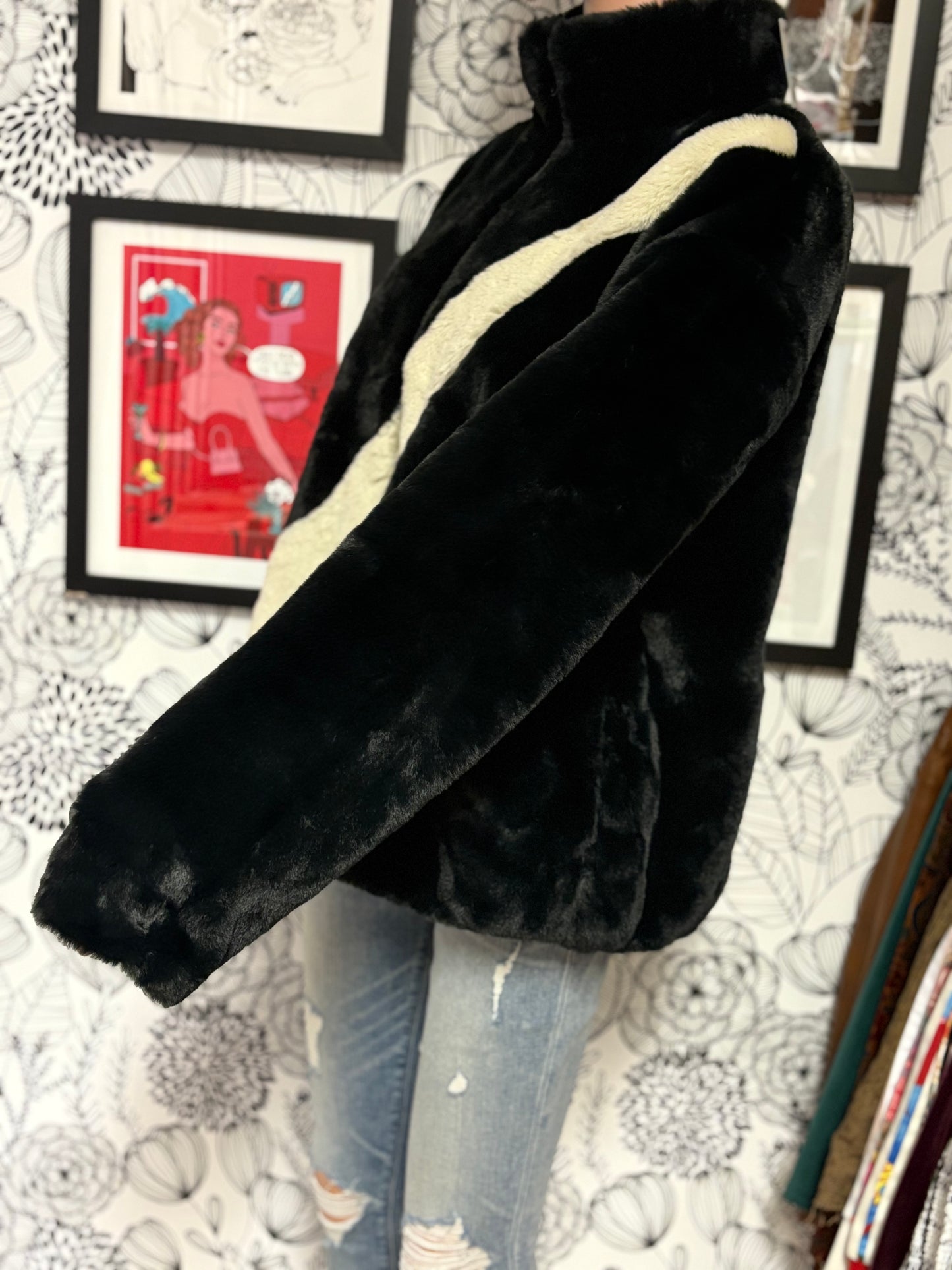 NIKE Women’s Sherpa Fleece Jacket – Black/White (Size M) — NWT